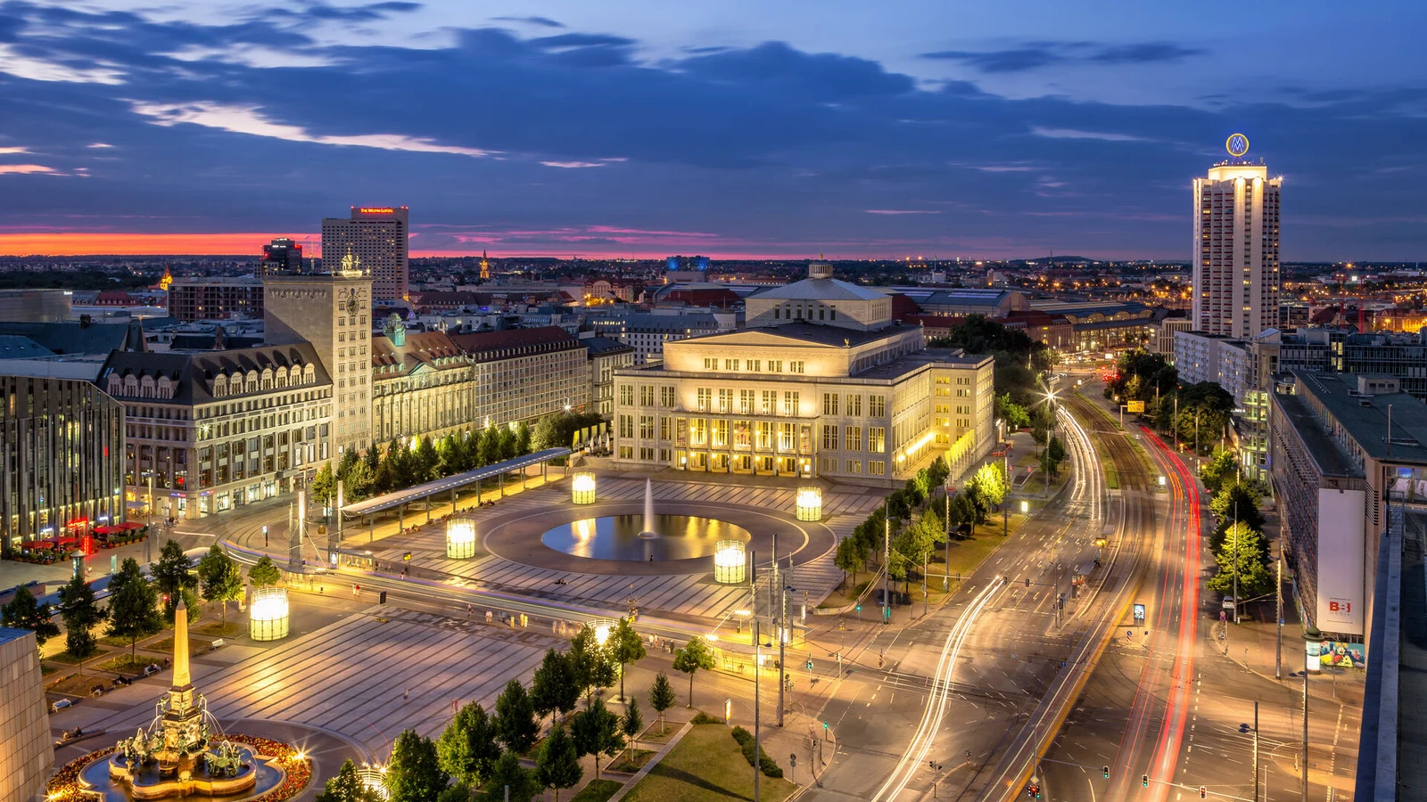 Augustusplatz in Leipzig mit Oper Leipzig und Stadtlichtern