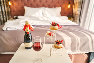 Eine Flasche Champagner und süßes Gebäck in einem Hotelzimmer.