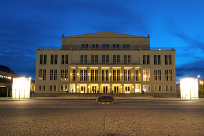 Das Leipziger Opernhaus in den Abendstunden.