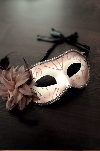 Eine Maske als Symbol für ein Geheimnis.