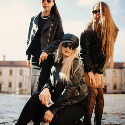 Drei Frauen tragen Strumpfhosen und Leggings.